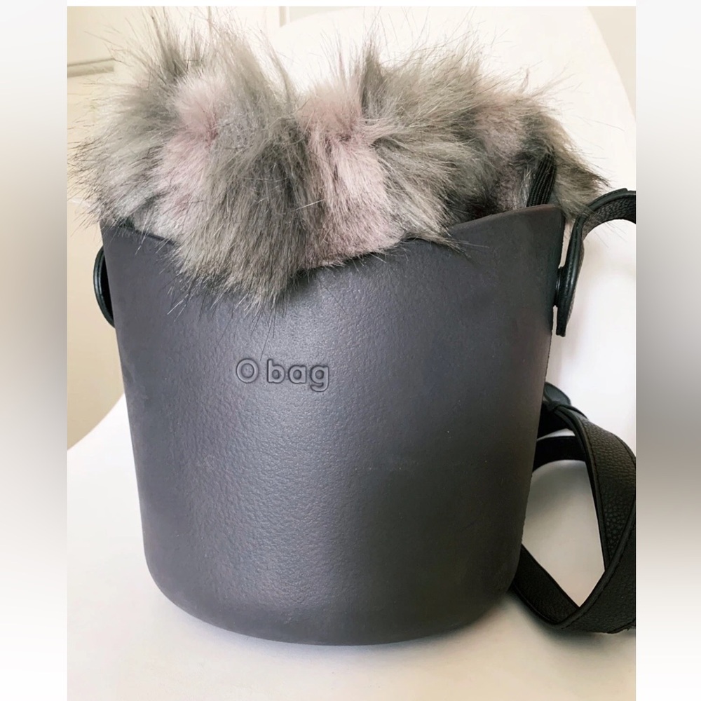 O BAG Rubber Bucket Bag Structured Design Shoulder Strap With Fur